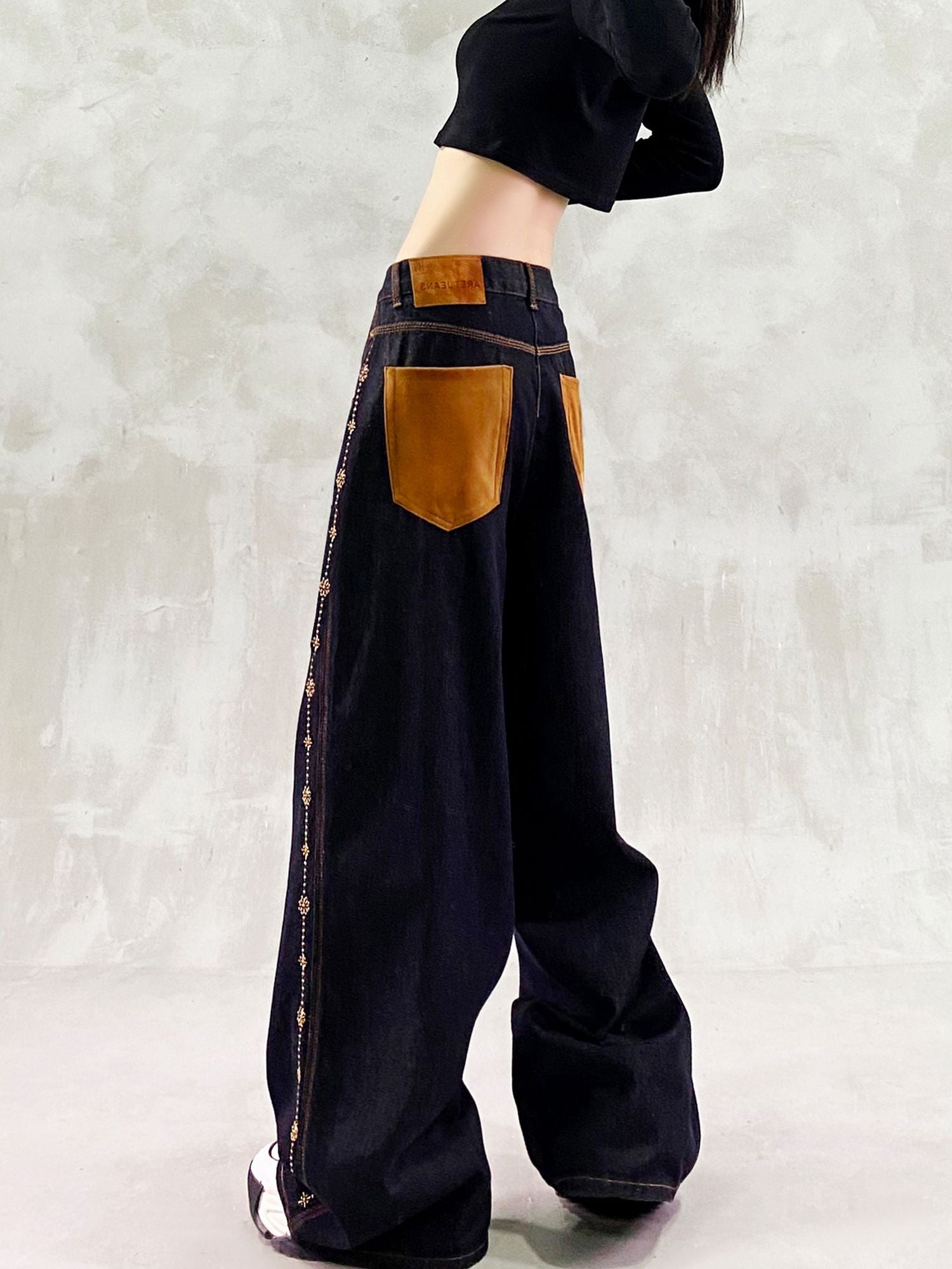 women's high-waisted, versatile, casual, straight-leg wide-leg jeans with color-blocked pockets and patchwork design.