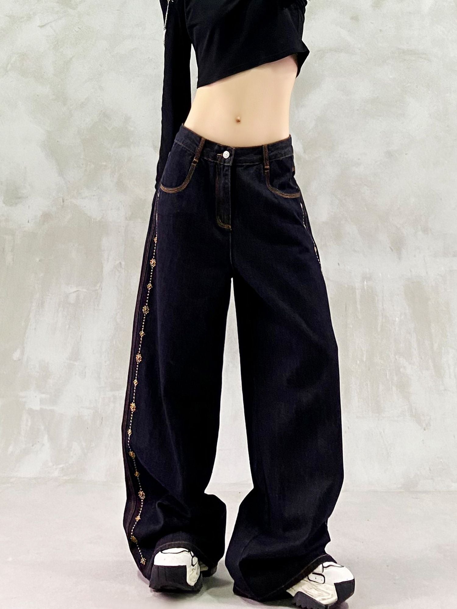 women's high-waisted, versatile, casual, straight-leg wide-leg jeans with color-blocked pockets and patchwork design.