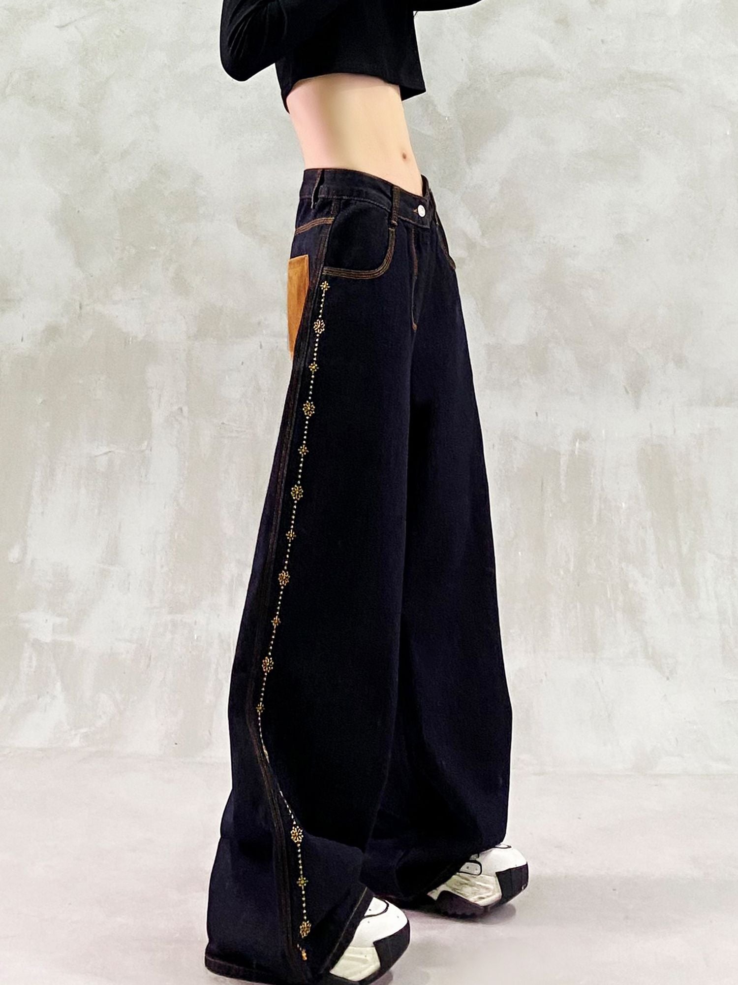 women's high-waisted, versatile, casual, straight-leg wide-leg jeans with color-blocked pockets and patchwork design.